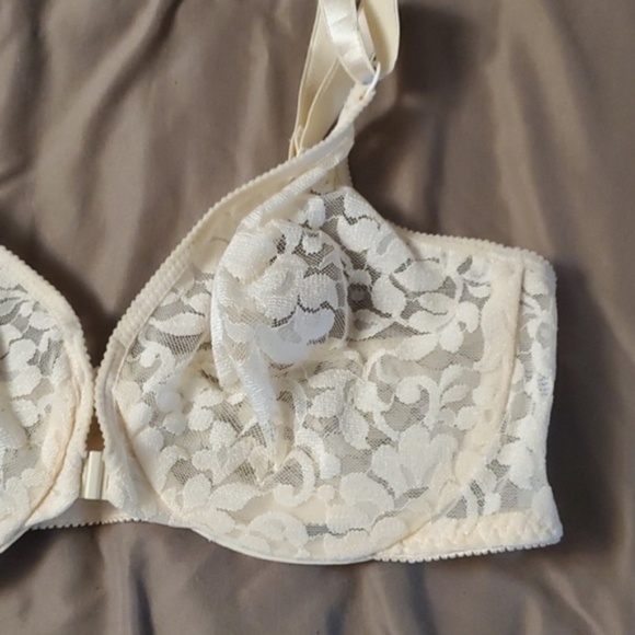 I am looking to purchase a Warner's Lace Bra, any colour. Size 38 or larger - Picture 2 of 4
